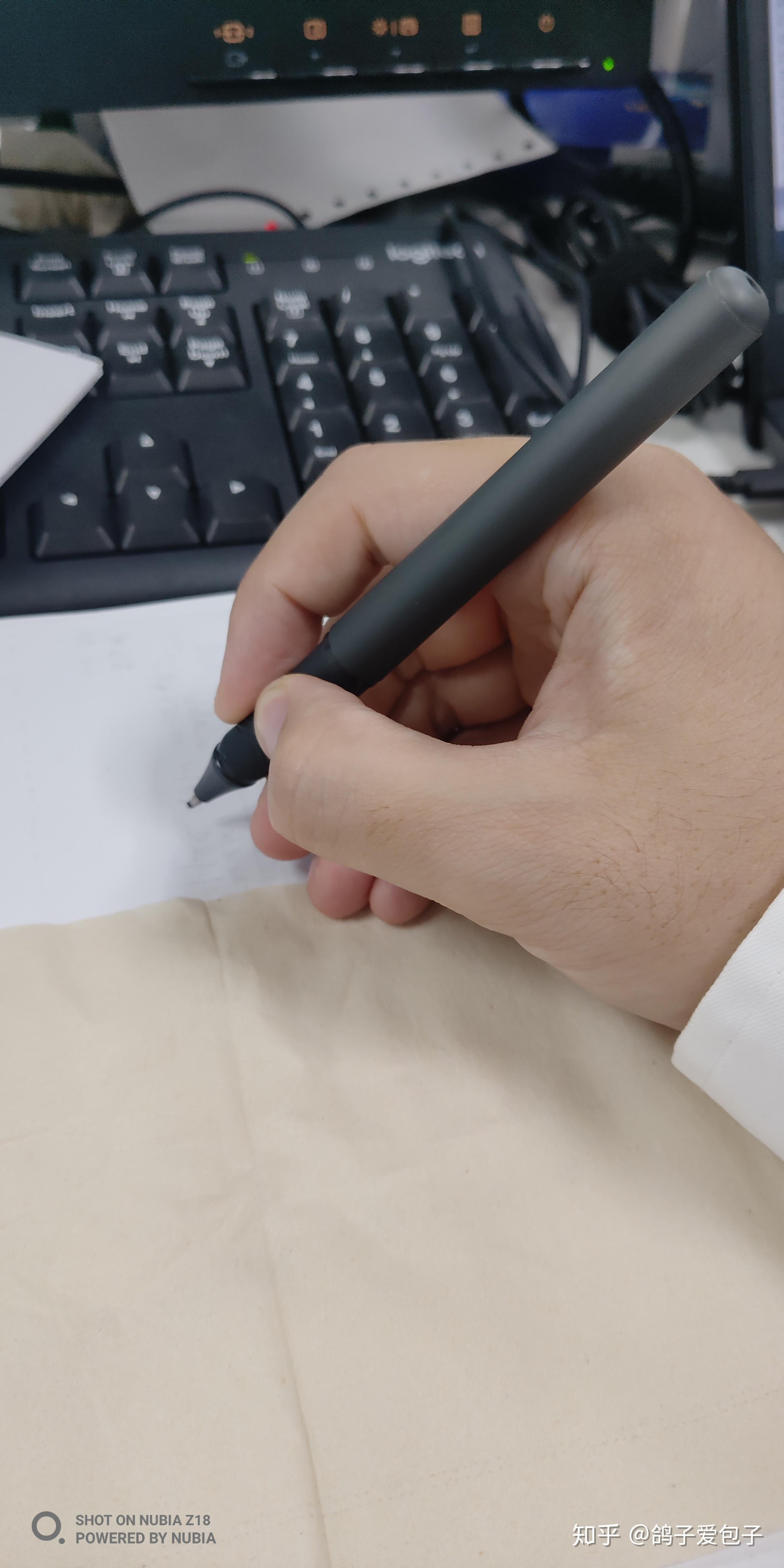 正确的写字姿势究竟是怎样的握笔姿势网上的教程很多但是手腕应该是