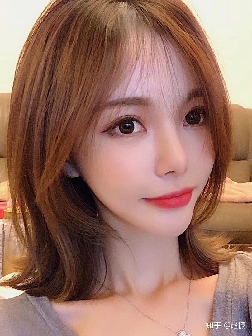 女生长脸下巴长适合什么发型