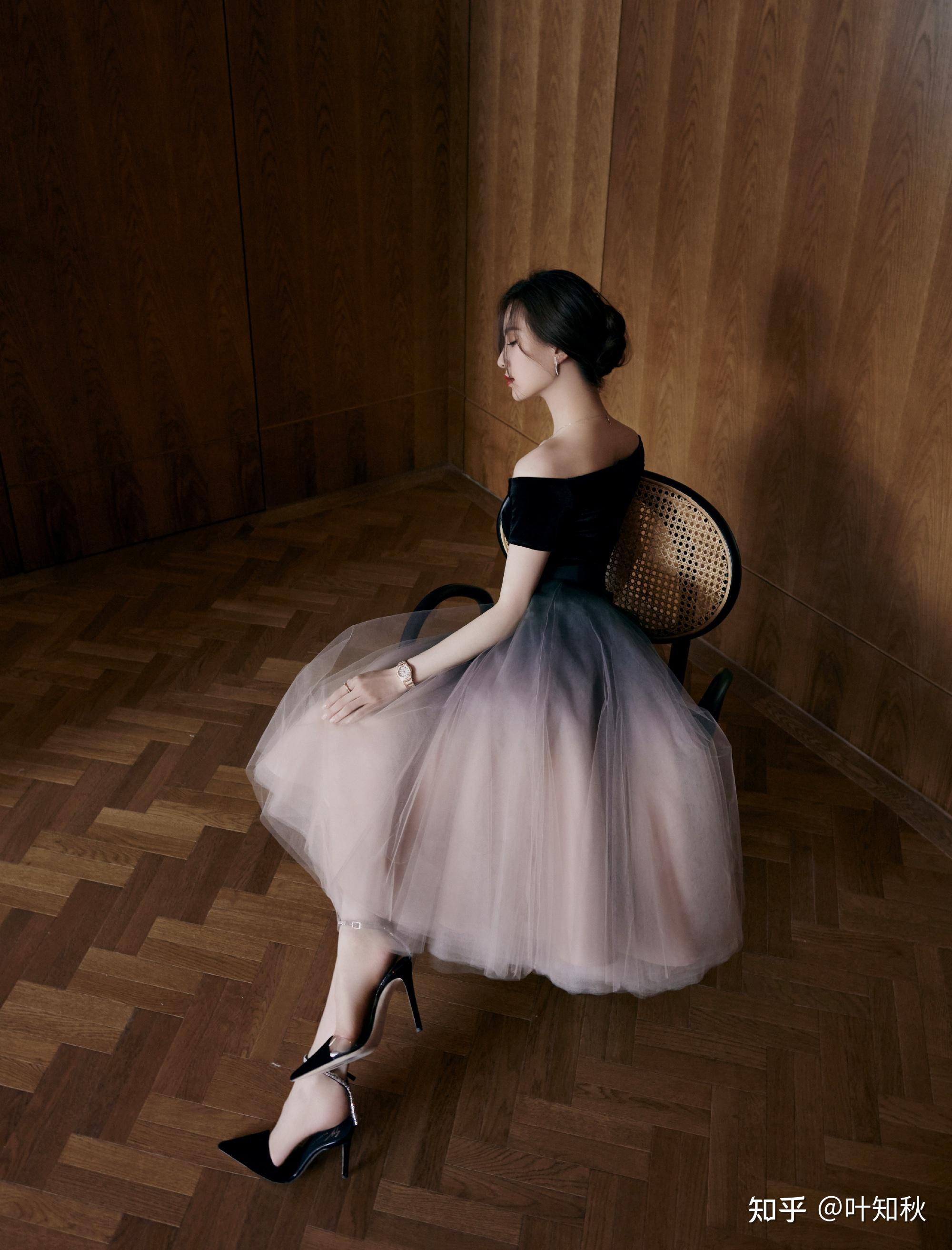 刘诗诗露肩渐变蓬蓬裙显天鹅颈气质清冷体态优雅