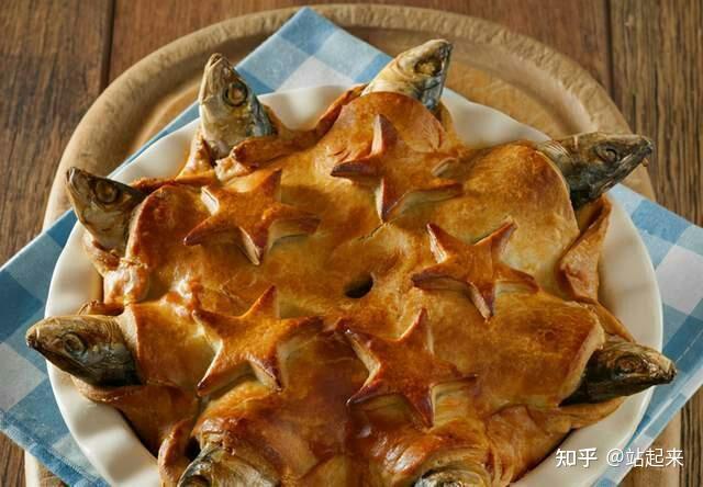 其实,味道就是普通的海鲜派,但是,那几个鱼头,就像是死不瞑目一样,实