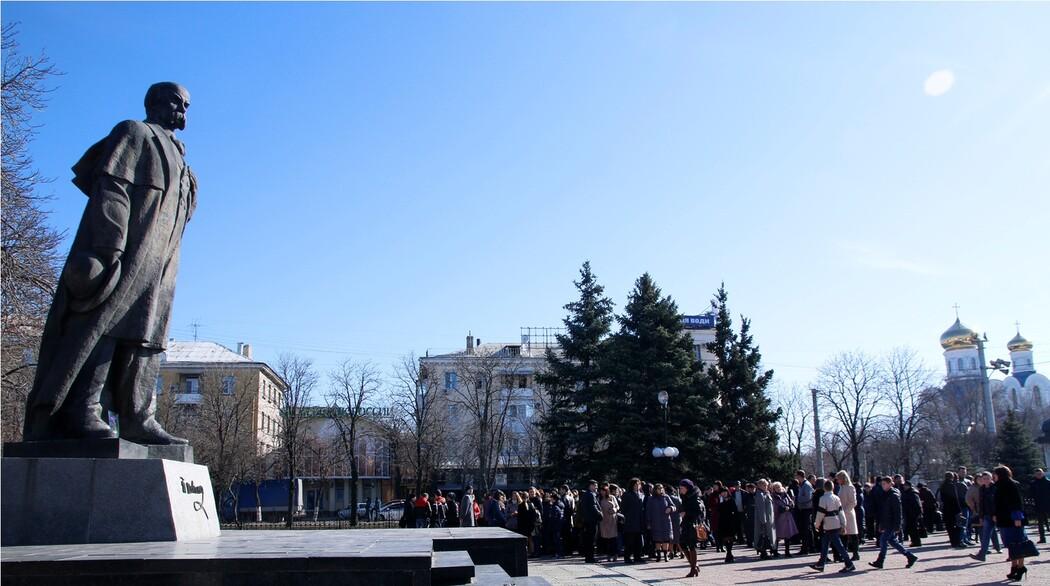 向塔拉斯·舍甫琴科纪念碑献花