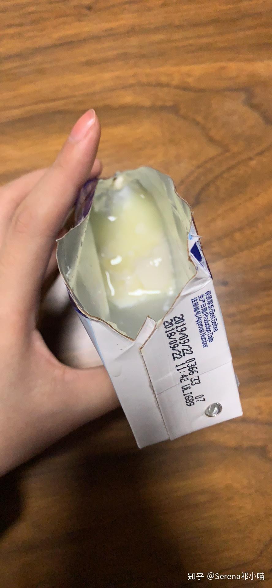 刚喝了一瓶纽仕兰牛奶发现是变质的呈豆渣状该怎么办