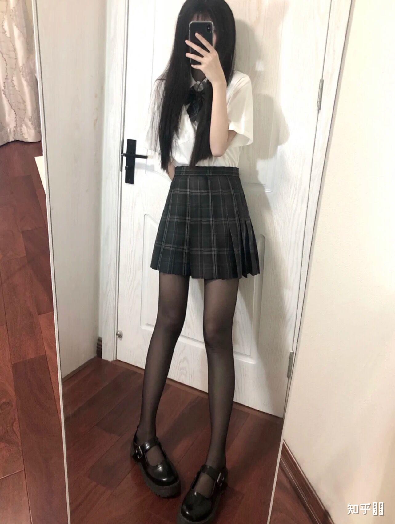 女生在校园穿着jk短裙时会搭配黑色丝袜嘛