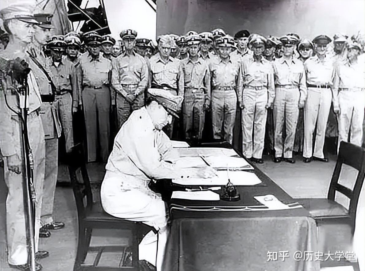 日本投降后,麦克阿瑟又成为盟军驻日总司令,负责对日本的占领和全