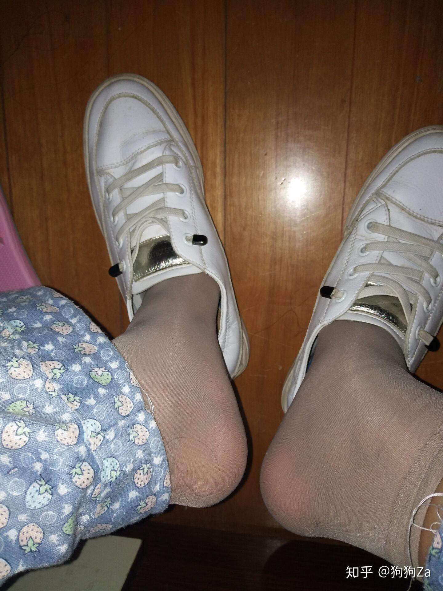 短肉丝袜 帆布鞋/板鞋本来是很土的打扮,为何我却从中看到了一丝清纯