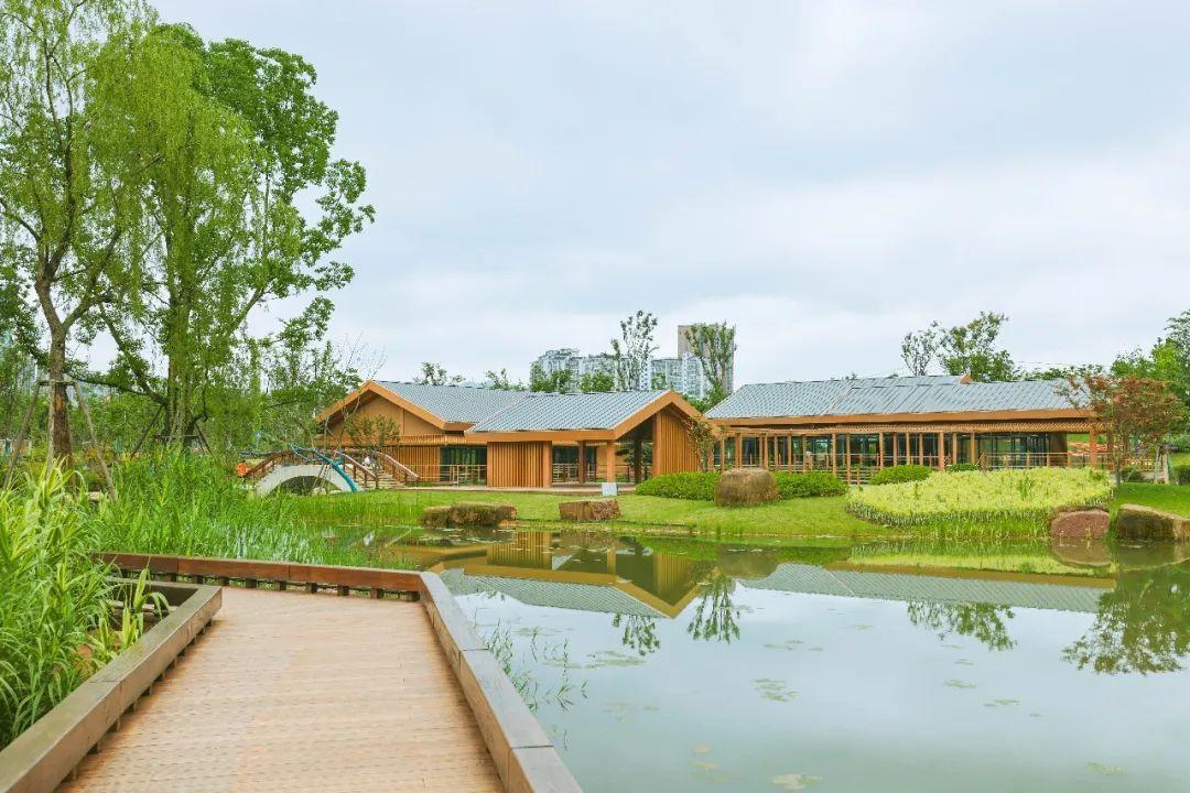 从东侧主入口步入公园沿着水波纹造型桥面走下左侧汇水观景平台九道堰