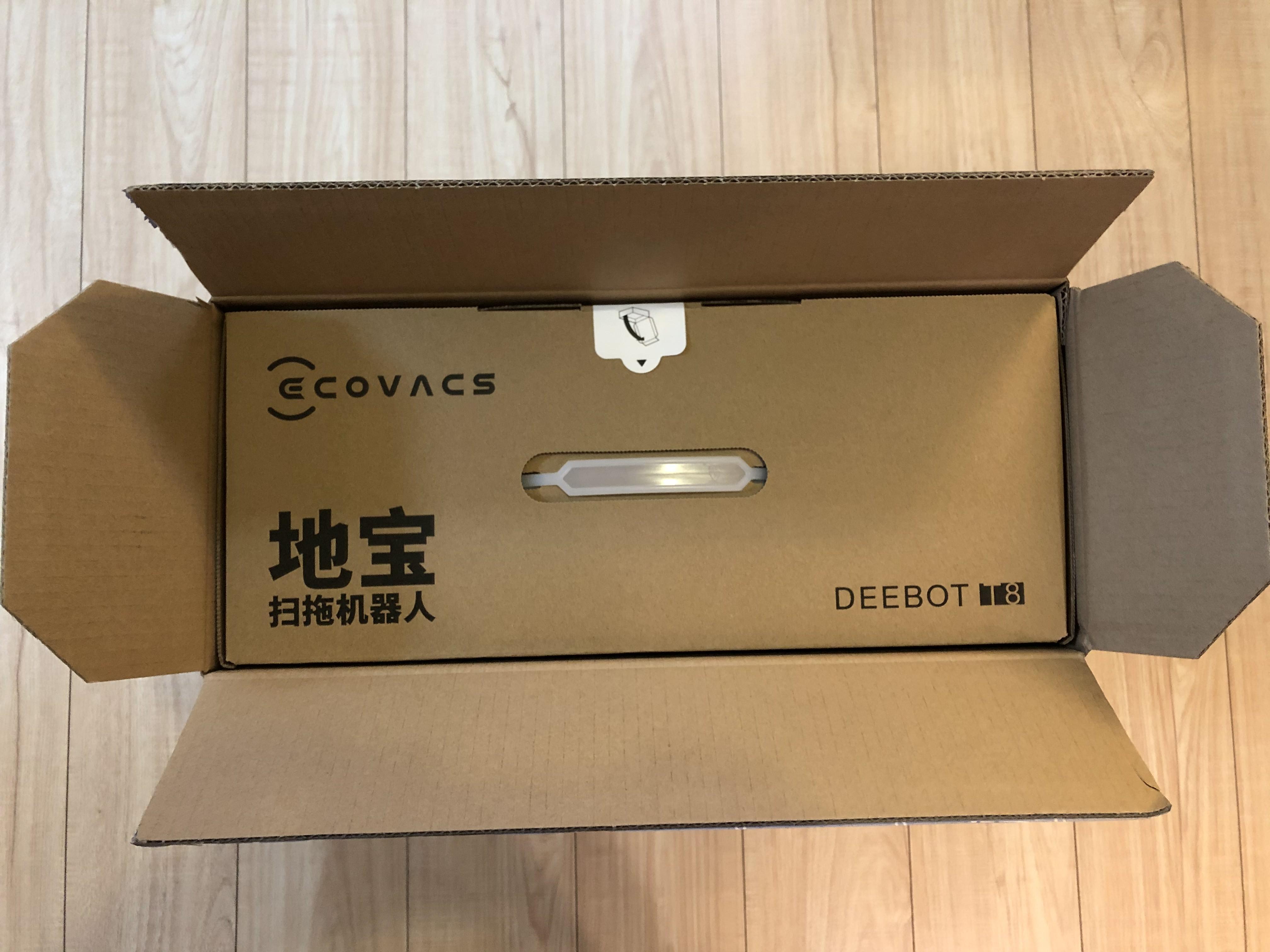 打开外面一层包装盒,映入眼帘的是醒目的「地宝」扫拖机器人,科沃斯是