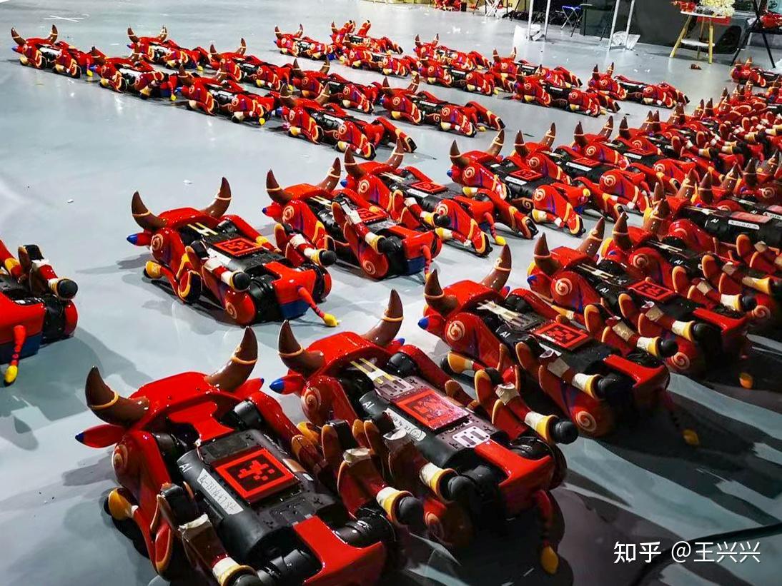 如何看待牛年春晚上亮相的宇树科技「机器牛」,你对机器人走入生活有