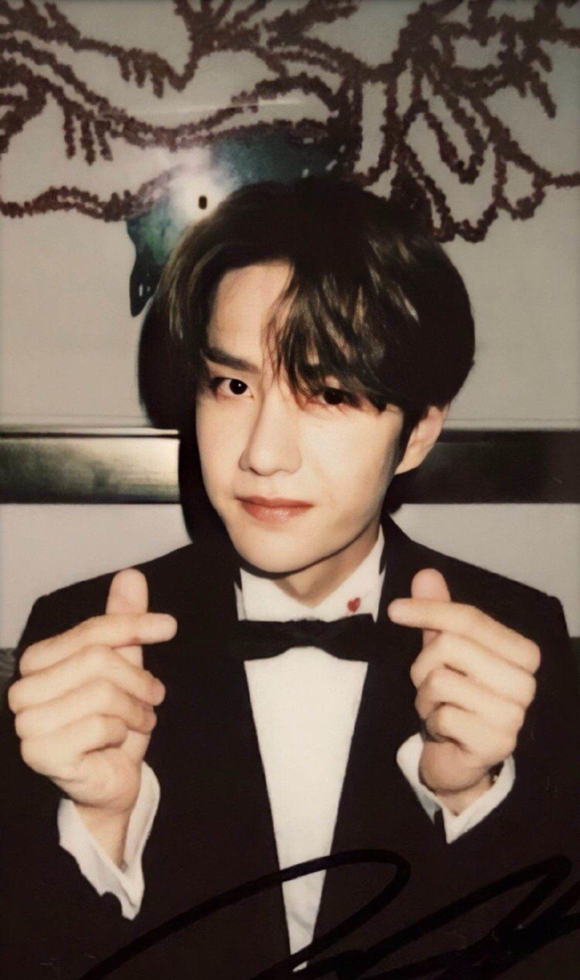 有没有王一博比心的图片呀? - 知乎