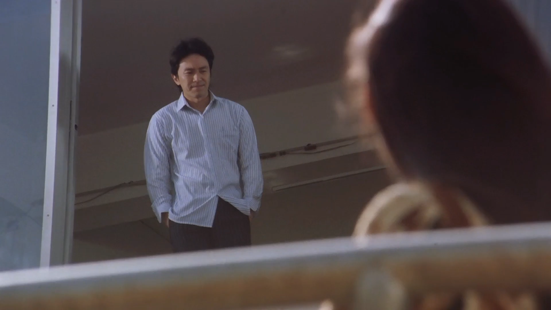 《喜剧之王》中当周星驰说完「我养你啊」之后,柳飘飘在计程车上