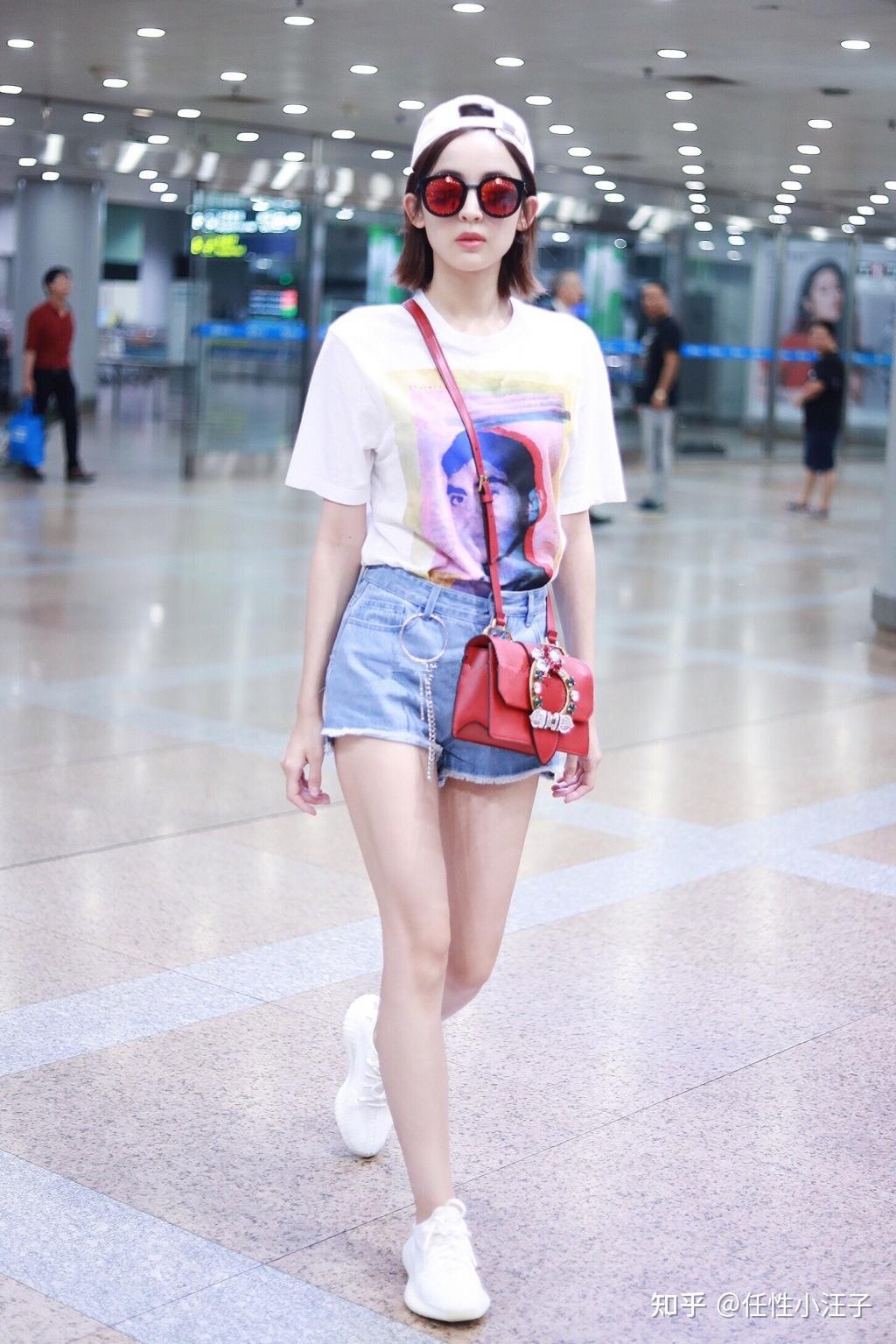 夏日清爽穿搭简约t恤牛仔短裤轻松舒适还散发青春活力