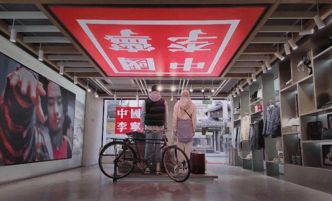 甚至在2021年之前,中国的运动鞋服行业几乎被阿迪达斯,耐克,彪马等