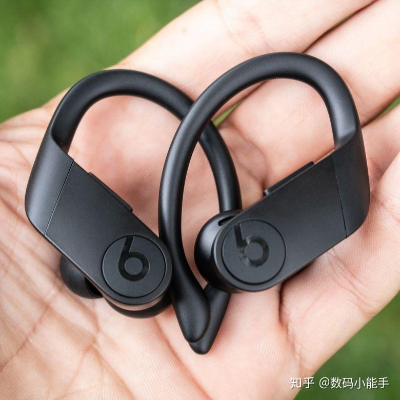 Что лучше beats powerbeats pro или airpods pro