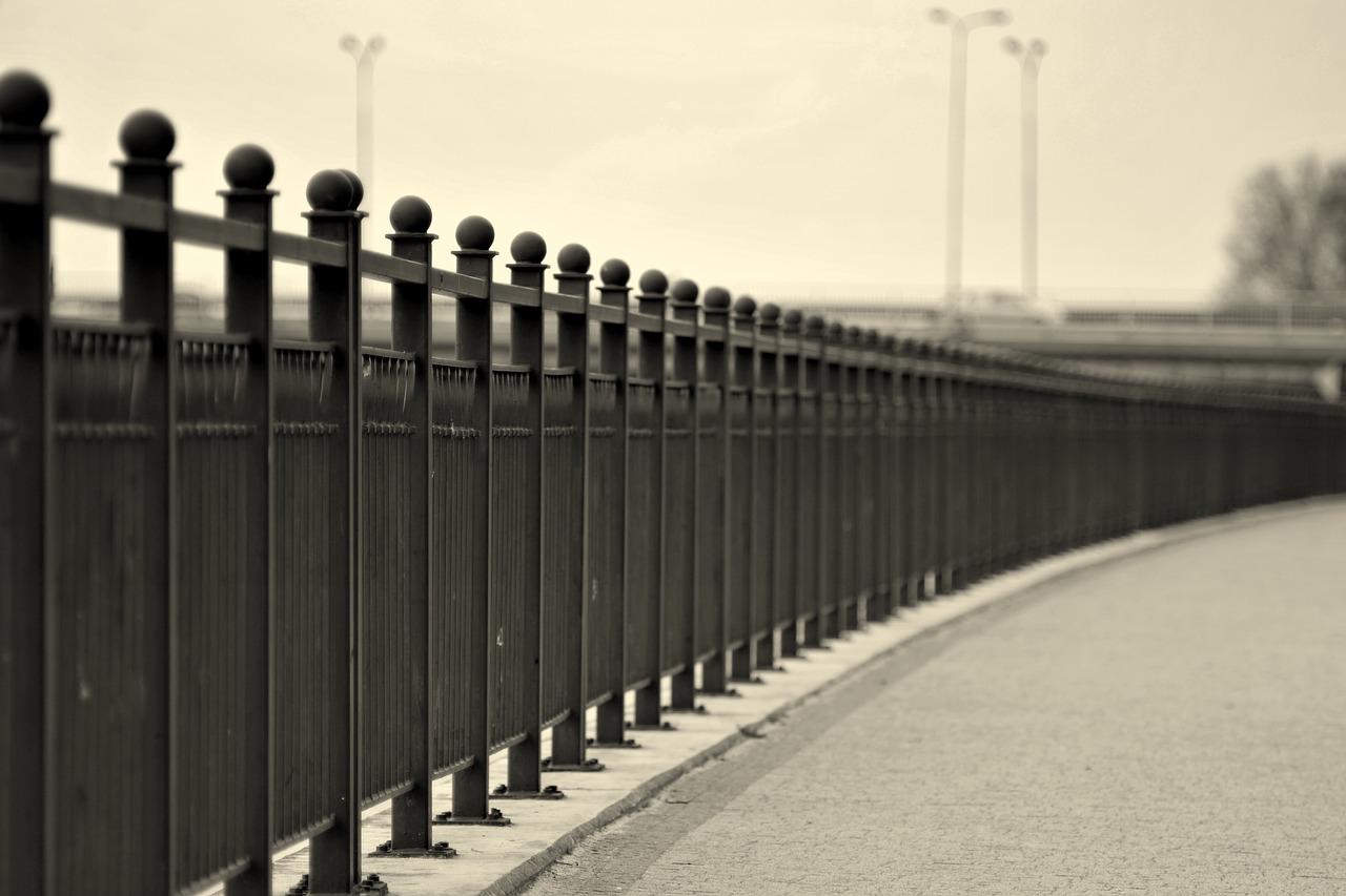 如何遮挡楼梯栅栏