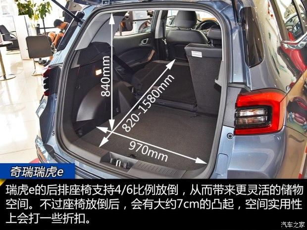 由于后排座椅支持4/6比例放倒,所以后备厢的空间灵活性表现比较好