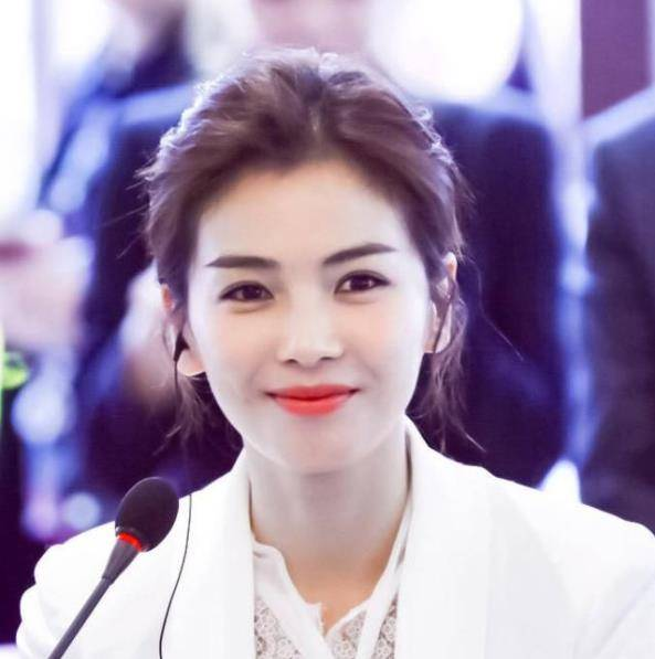 都是偏向于做东方灵动美的双眼皮,也就是刘涛那样的开扇形双眼皮