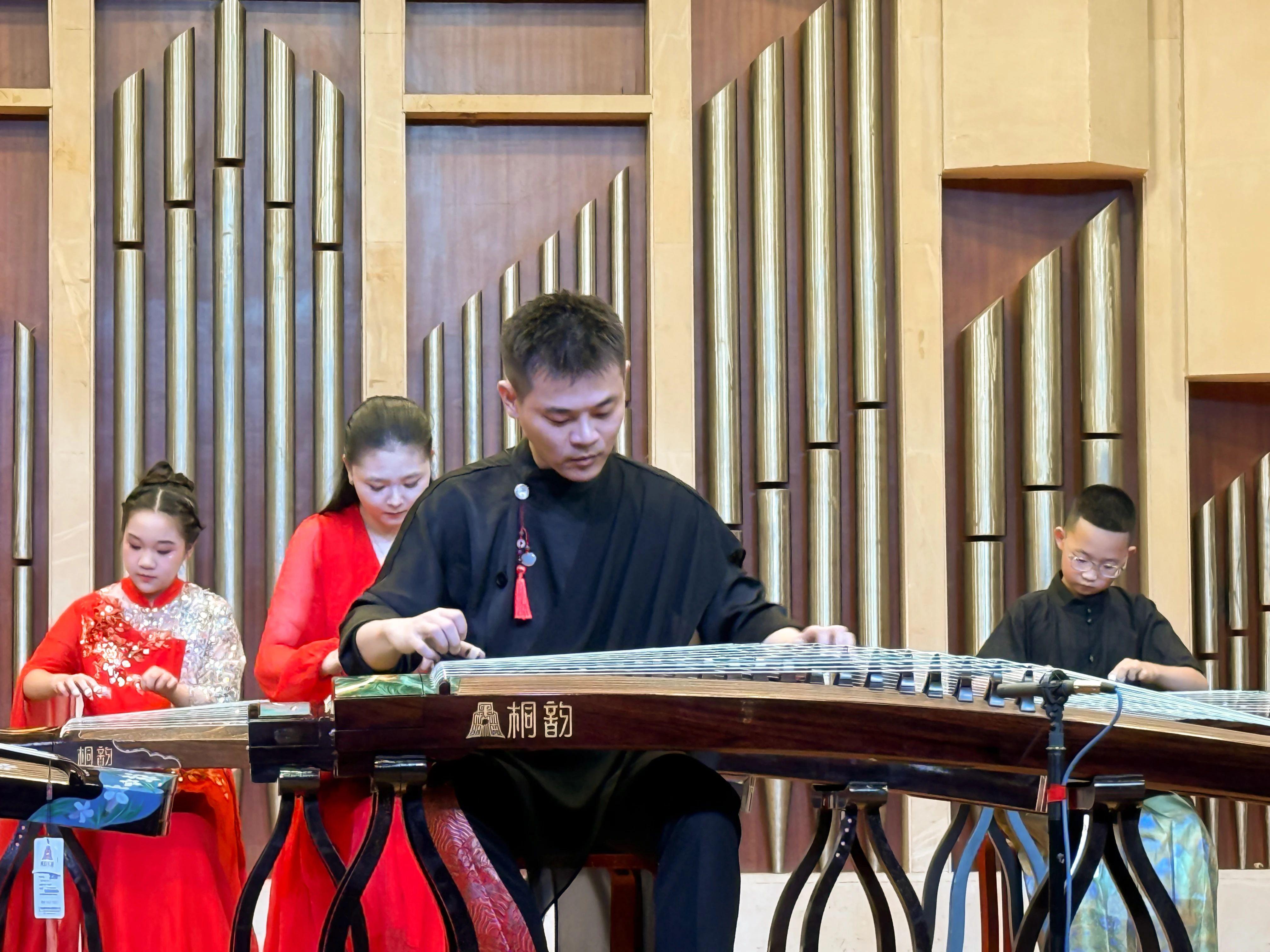 任洲洋合奏战台风所用古筝为桐韵琼华
