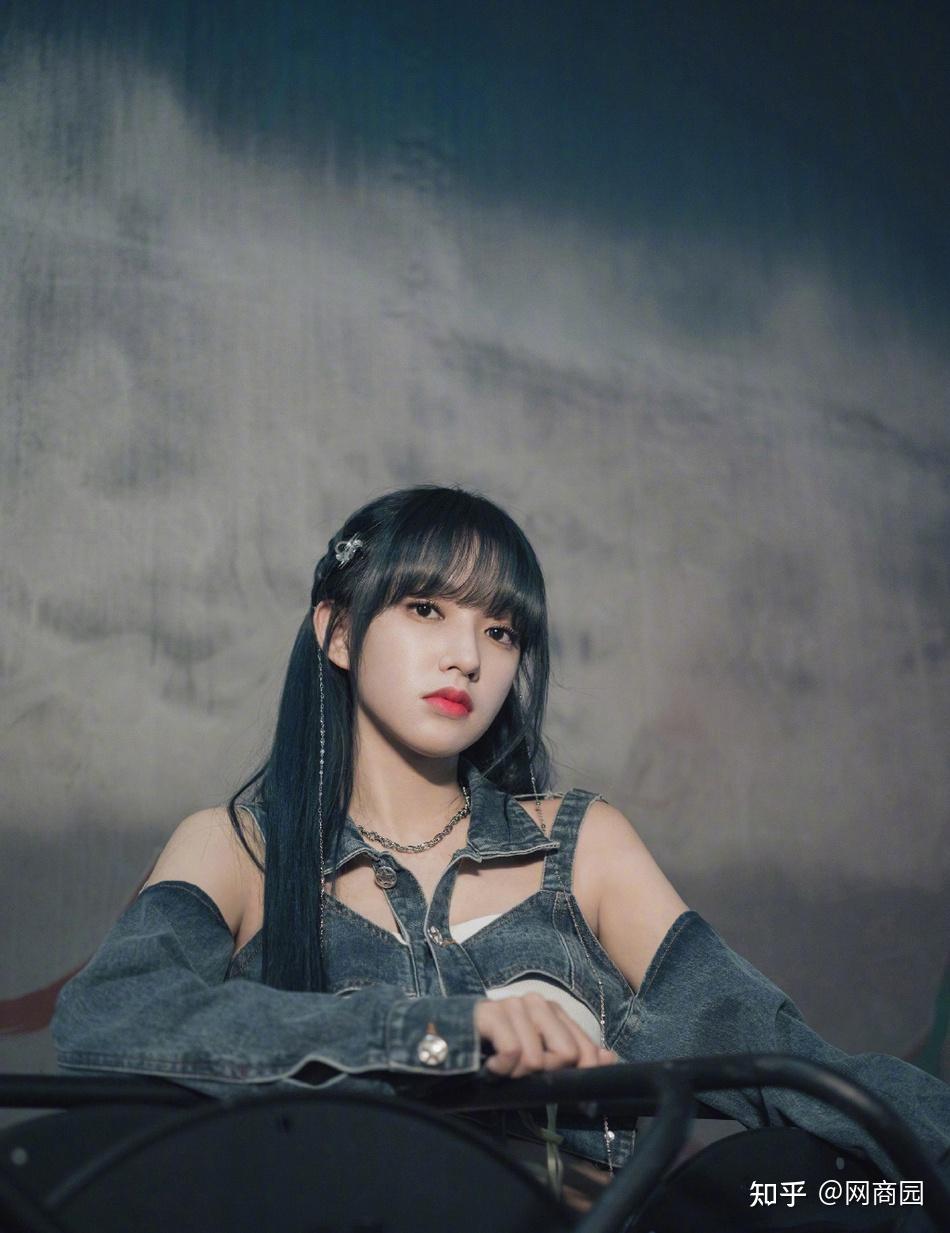 程潇洋娃娃般的外貌无时无刻散发着她独有的少女魅力