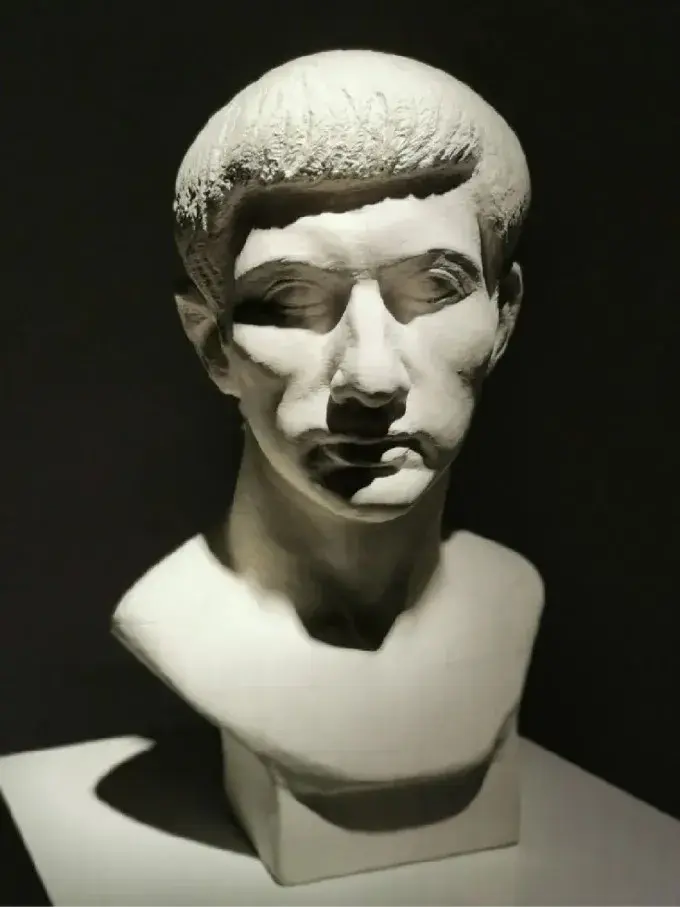 以假乱真的诡异雕塑看李洪波是如何把雕塑拉长的