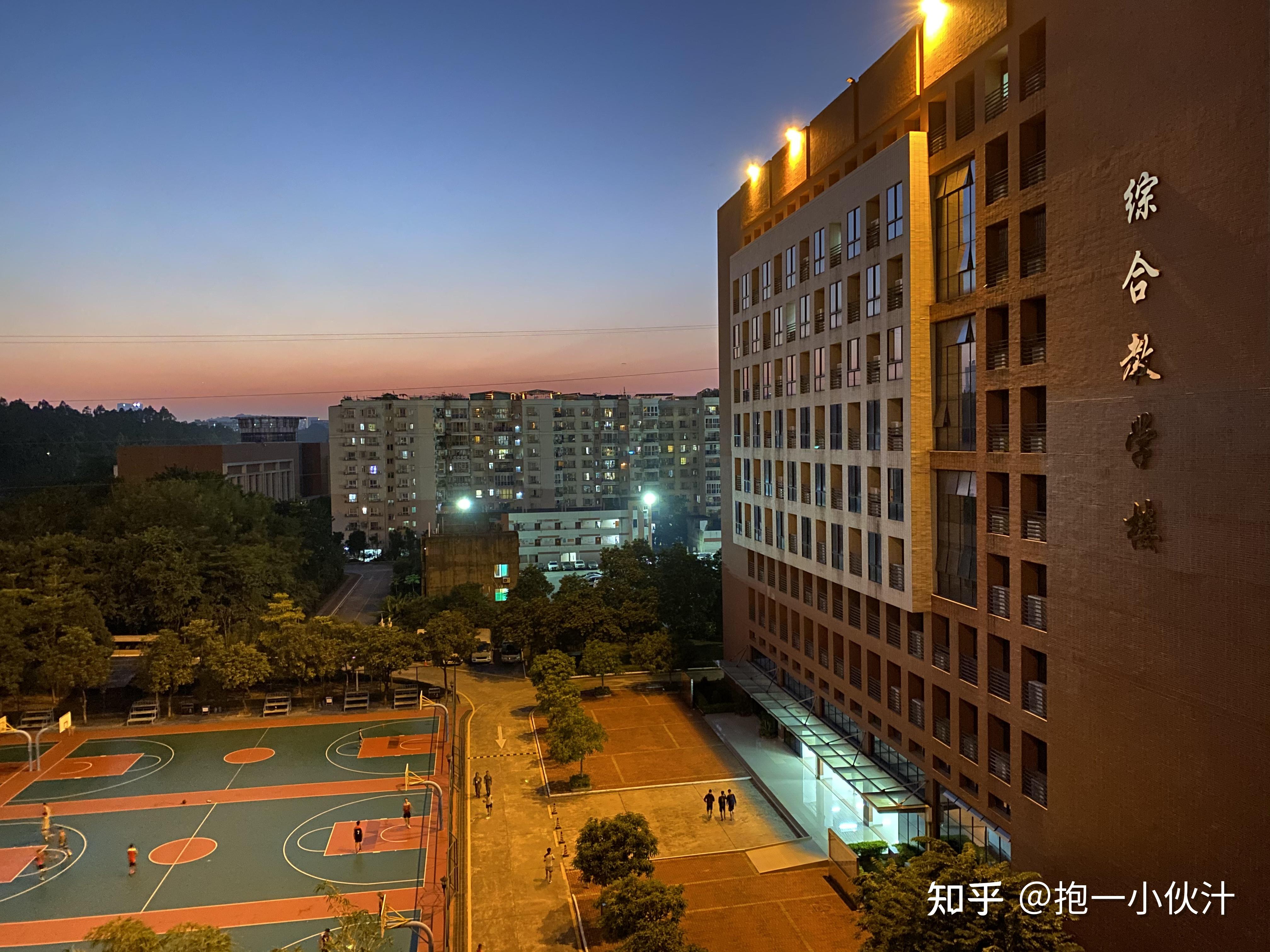 广州体育职业技术学院的宿舍条件如何?校区内有哪些生活设施? 