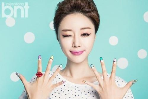 林允在社交媒体分享美妆护肤的日常生活照