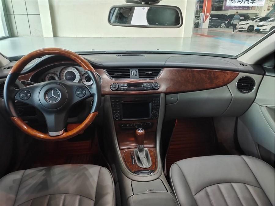 这些都是非常明显的优点,但是在笔者心里,这时候的奔驰内饰质感还未达