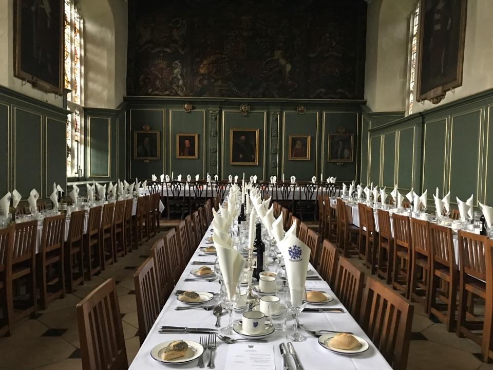 在剑桥大学和牛津大学等知名高校吃正餐(formal dinner)是一种什么样