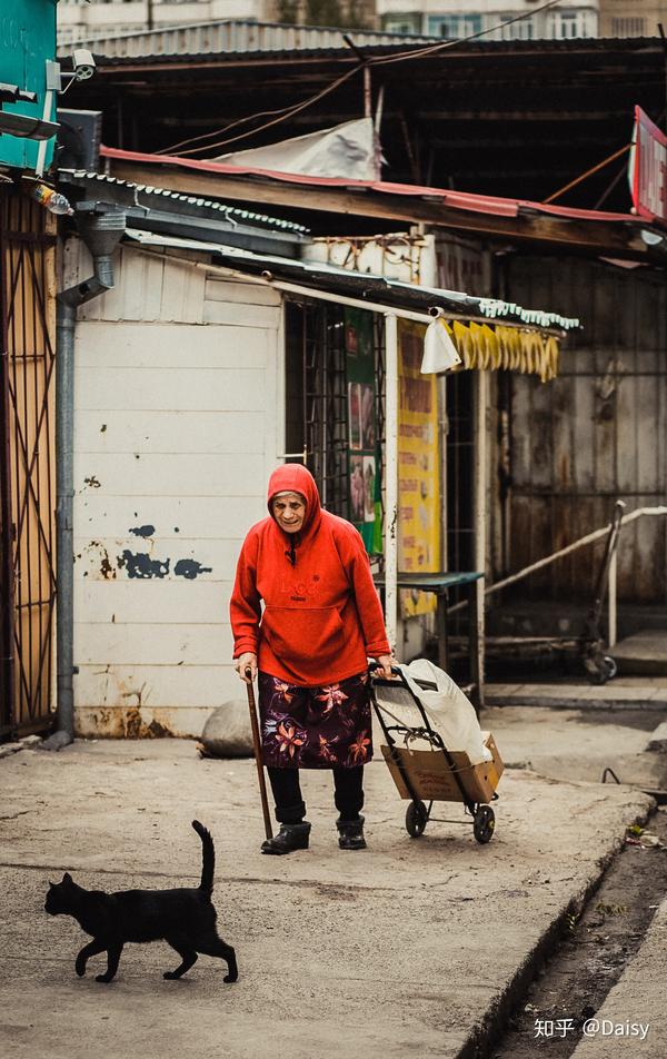 街巷的老太太