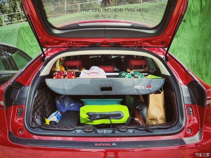 杂乱的后备箱啊~后排扶手放下来,再放个靠垫,适合开长途适合后排乘客