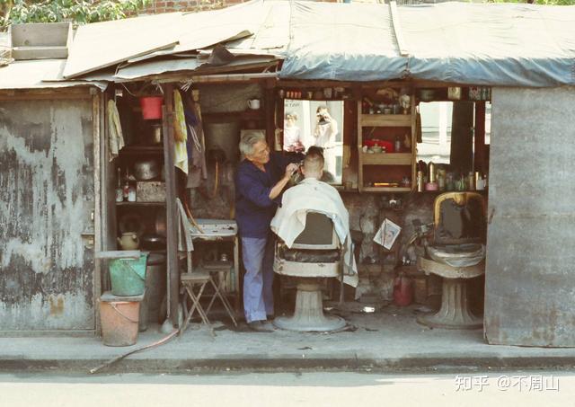 1978年的香港一处开在院墙中的老式理发店1979年的重庆江中的一处岸滩