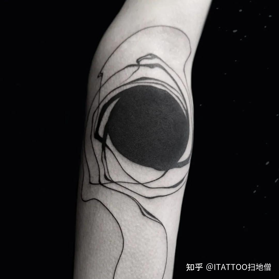 延伸到另一些图案,另视觉产生错觉的「迷幻」黑洞纹身