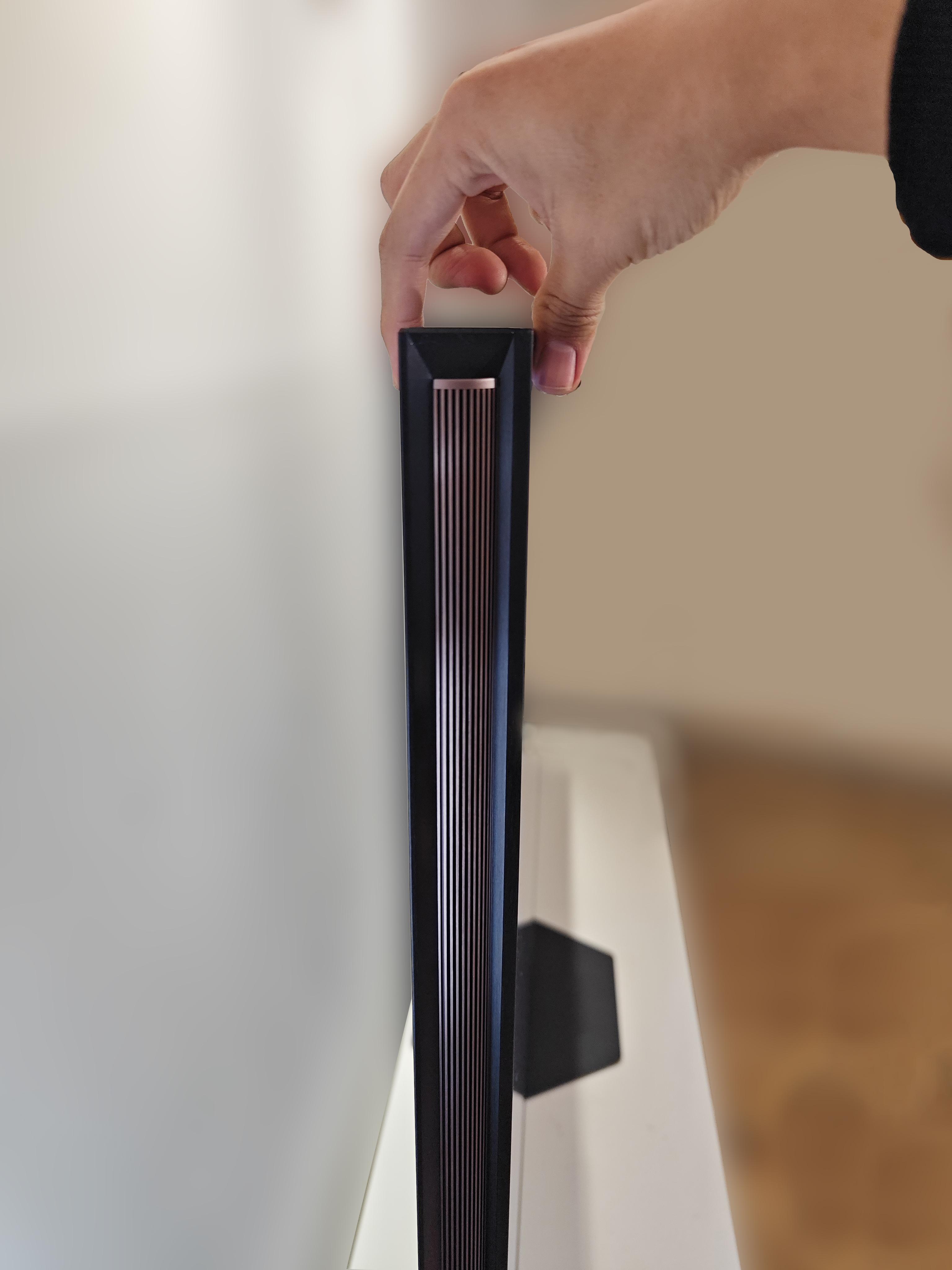 而当我们把视线转到电视的侧面,就能