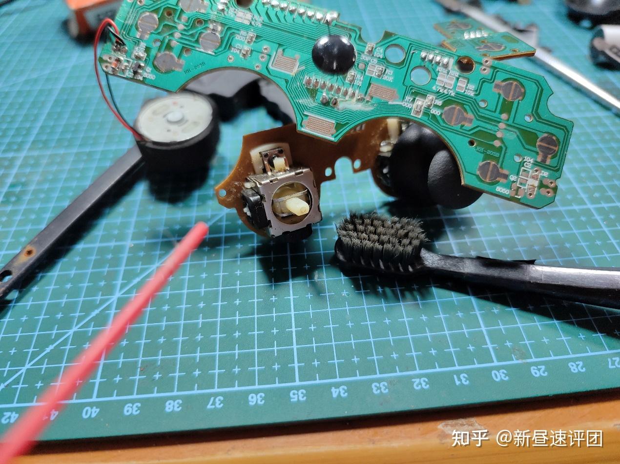 组柄和原装差多少两只ps2手柄的拆解和修复