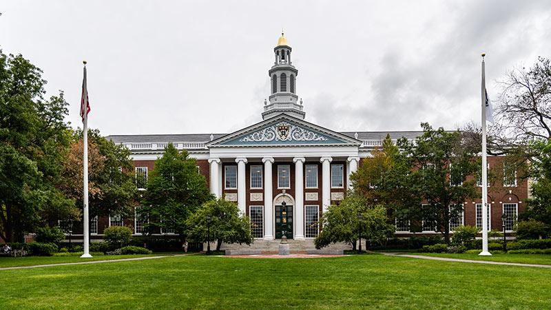 哈佛大学位于马萨诸塞州波士顿郊外的剑桥市,由13个学院和研究所组成