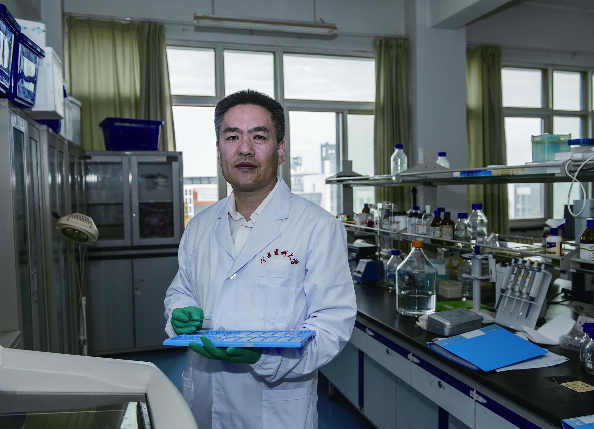 2. 牛建国是医学博士,先后留学日本,美国