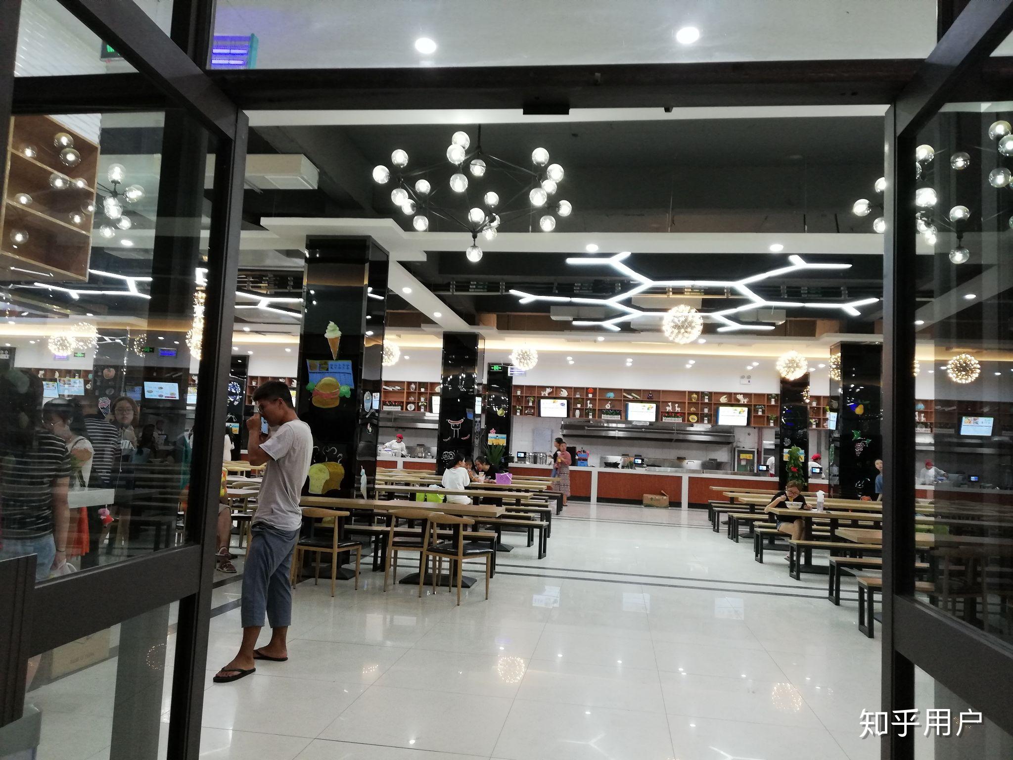 在西安财经大学里就餐是一种怎样的体验?有什么推荐的食堂和美食?