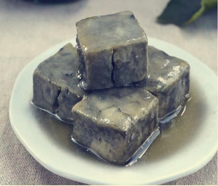 青腐乳也叫青方,表面呈青灰色.