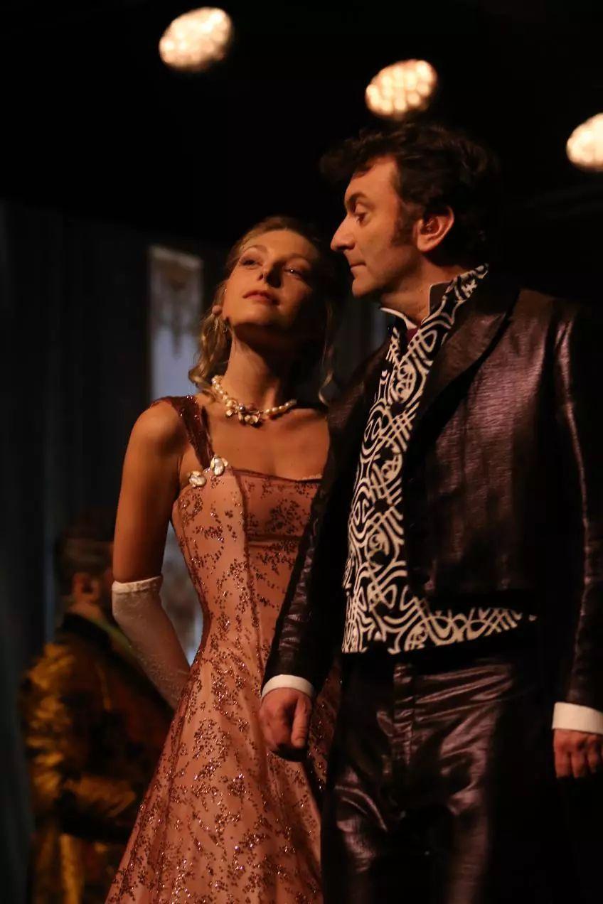 此书献给所有不甘于出身卑微而不甘被困锁的年轻人&红与黑人物关系图