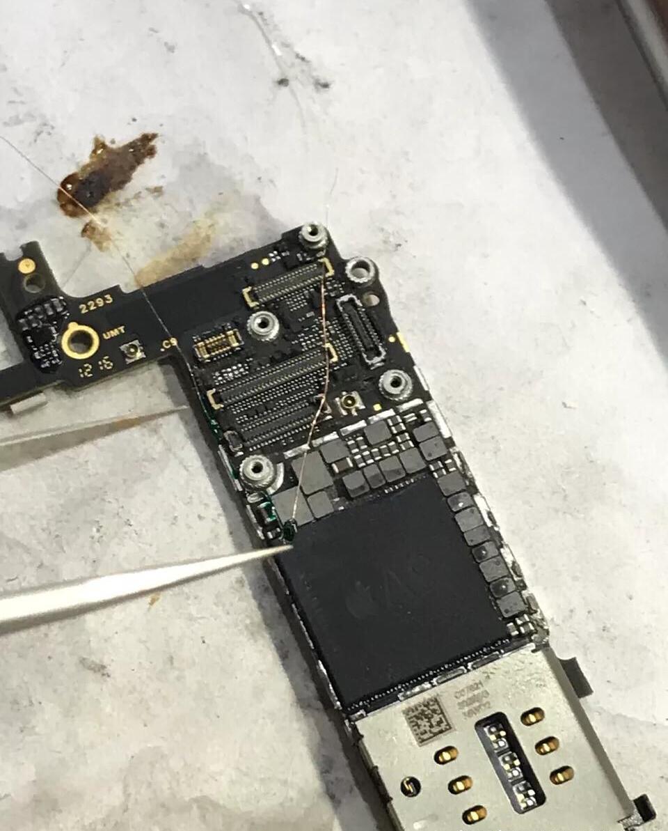 iphone8plus进水后需要做到以下几点,才能避免主板和屏幕短路烧坏.