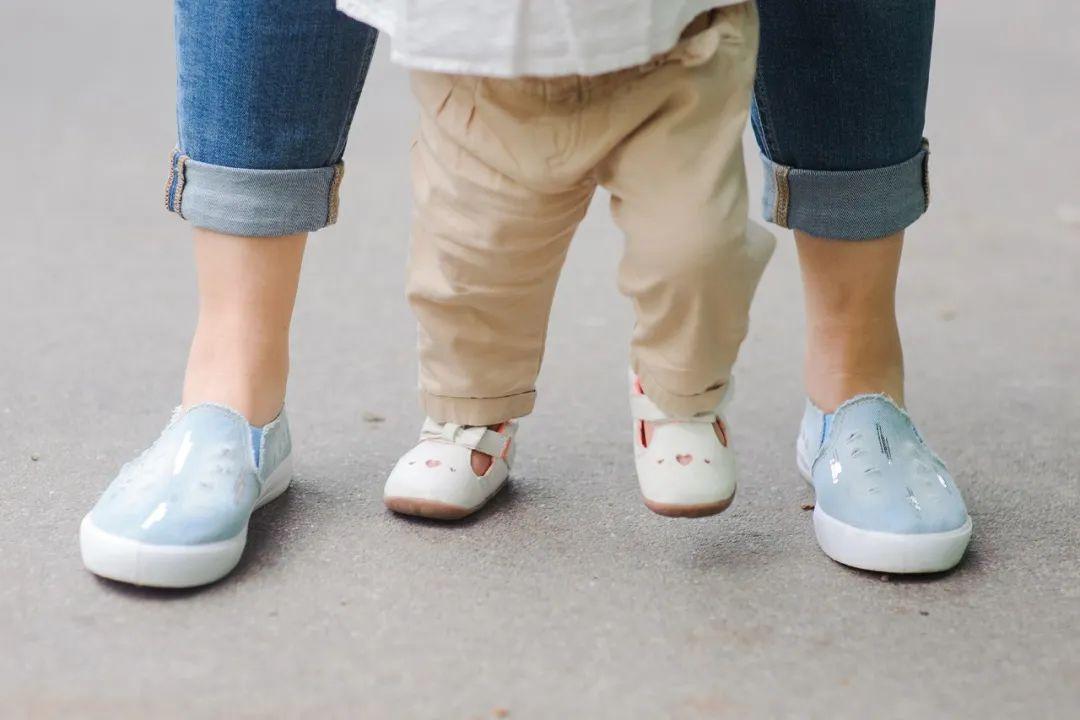 宝宝走路时脚的姿势有些问题,是腿型问题么?如何矫正呢? 