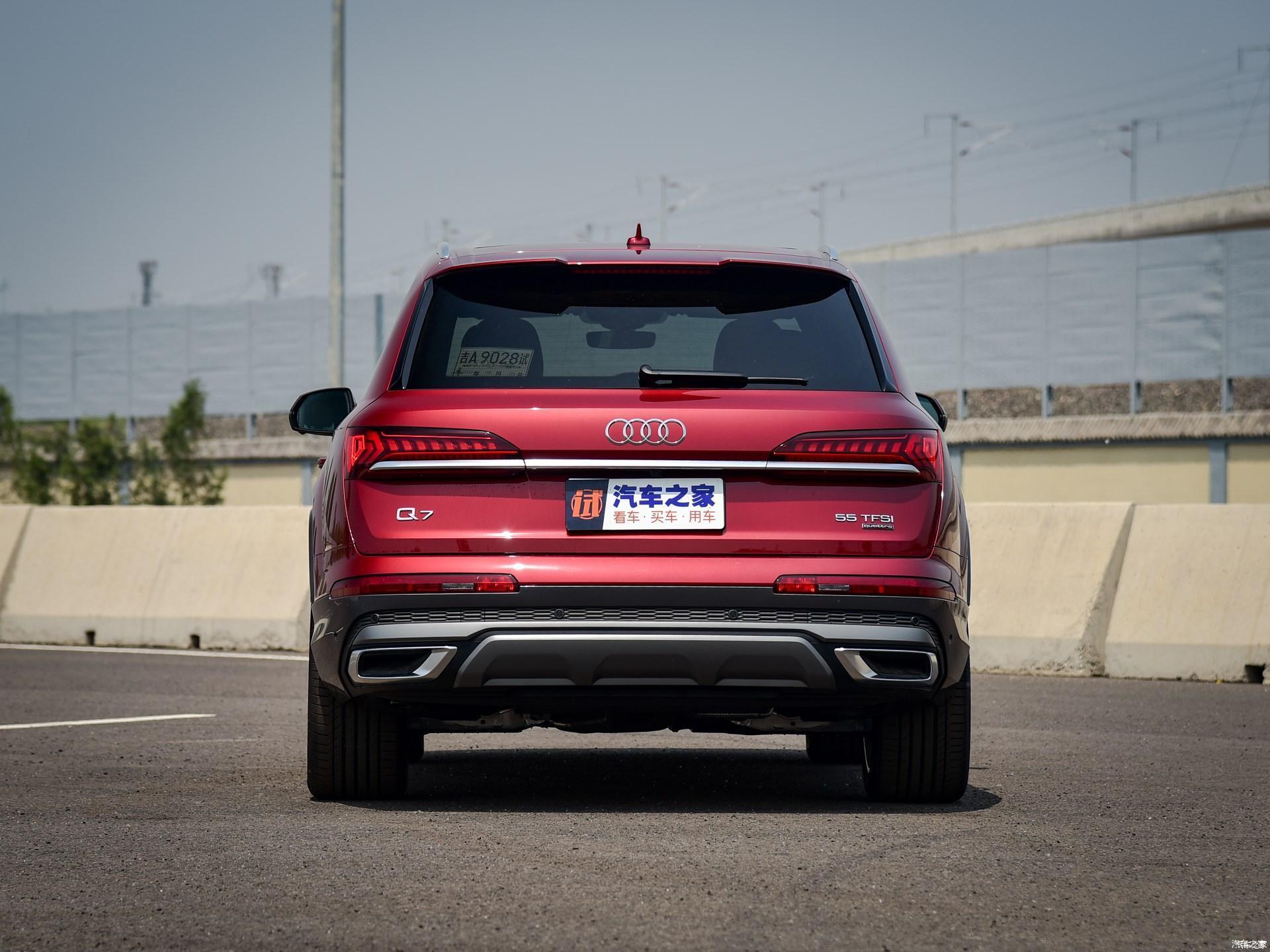 外观方面,新款奥迪q7作为中期改款车型,采用了奥迪家族最新的设计语言