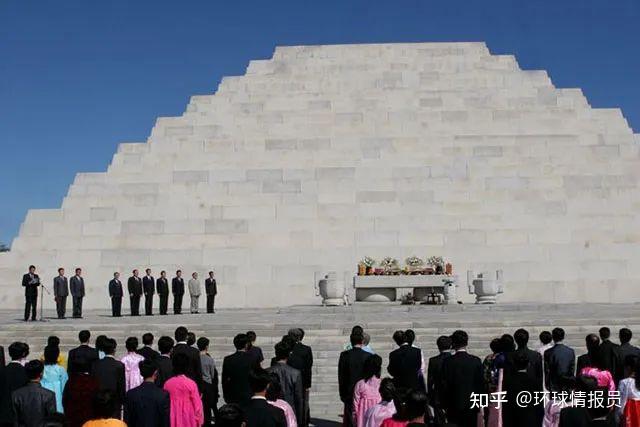 1993年在平壤近郊的古墓内发现了檀君遗骨,然后兴建了盛大的檀君陵,并