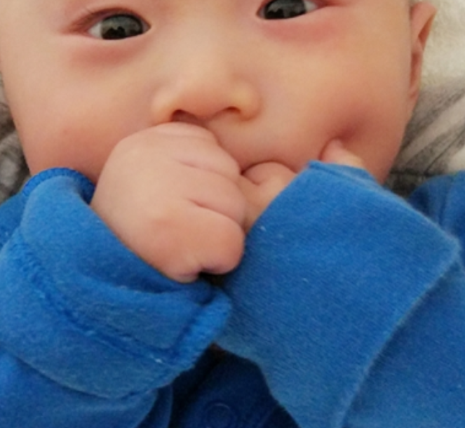 婴儿几个月出现手眼协调动作 v2-321a9dc9c98003edede81cd8779e545c_r.jpg