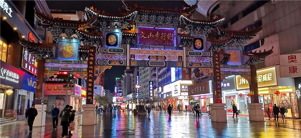 文山步行街位于吉安市老城区中心商业区,南起阳明东路,北接鹭洲东路