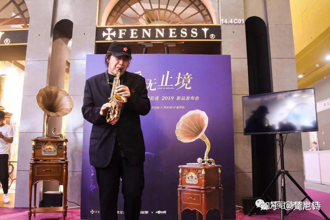 同时,伍迪还现场签售与梵尼诗联合发行的《爱无止境》黑胶唱片,引来