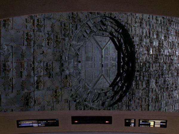 空间站的震撼设定,比如《质量效应》里的神堡,《星际迷航》里的约克城