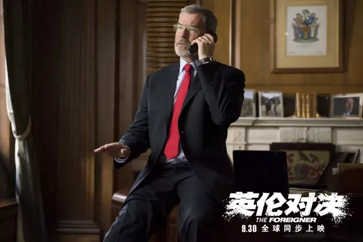 皮尔斯·布鲁斯南饰演的首席内政大臣汉尼斯,曾经是udi中的高级官员