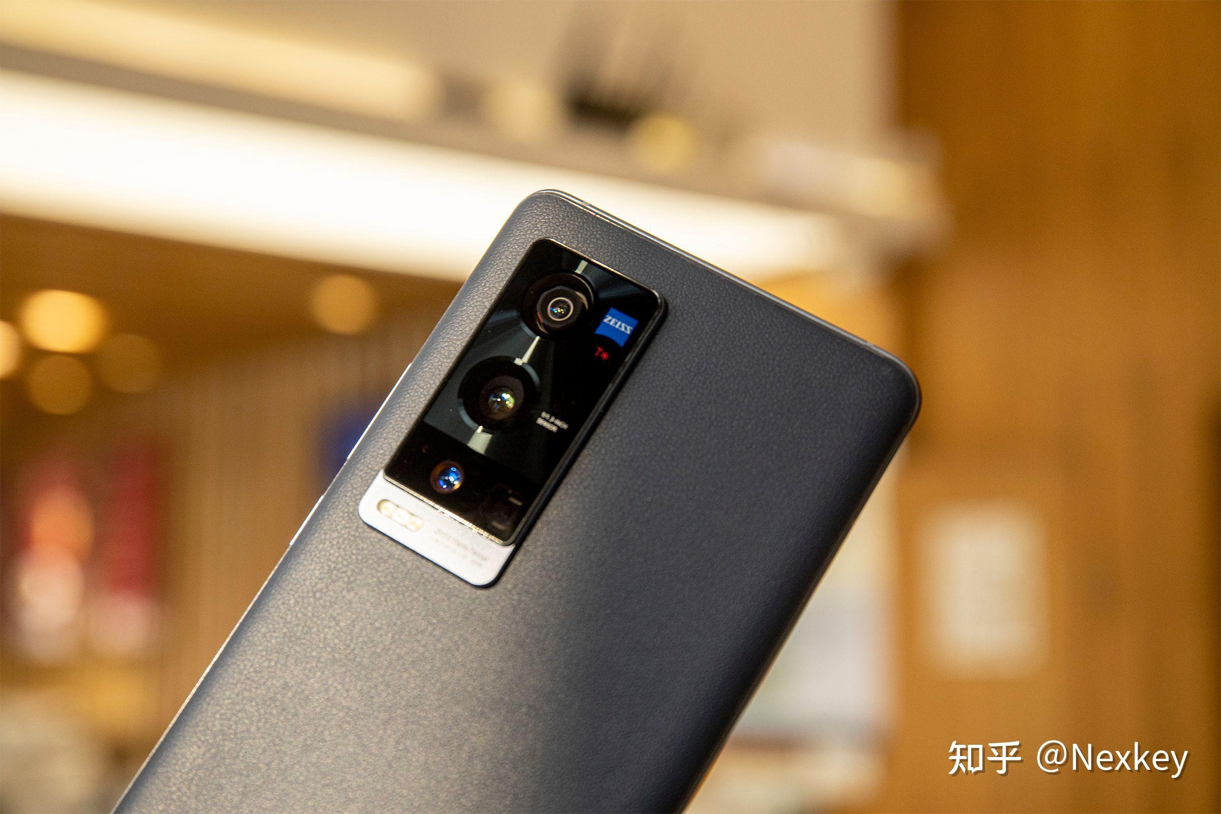 对于手机后盖材质的摸索,手机厂商曾拿出过很多的创新,如陶瓷,竹子