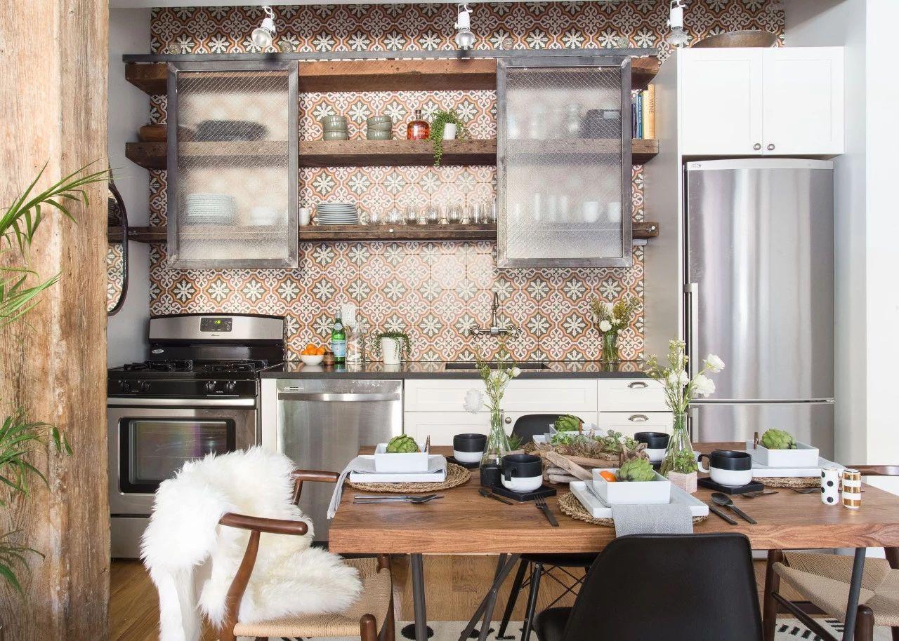 用摩洛哥风格的瓷砖做后挡板,厨房瞬间变得不那么单调了,满满的异国