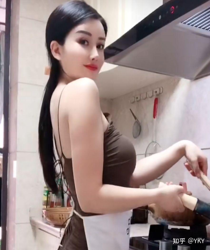 (图取网络)性感美眉,放下身段甘当厨娘,闻香织女,顿时味蕾生津垂涎欲